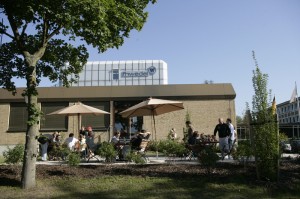 Terrasse der Cafeteria der FH Wedel