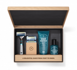 Die Abo Box vom Dollar Shave Club besteht hauptsächlich aus Rasierklingen und Rasierzubehör.