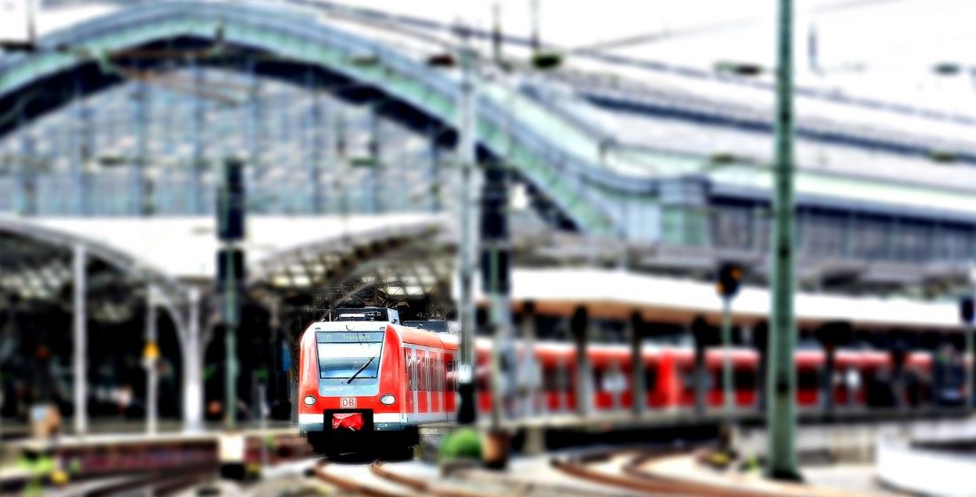 Zug im Bahnhof