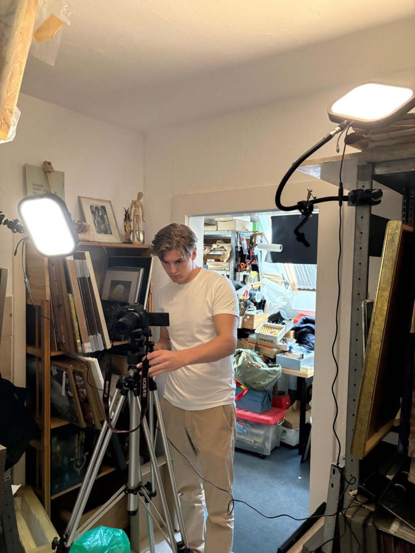 Gruppenmitglied beim Fotografieren von Produktfotos