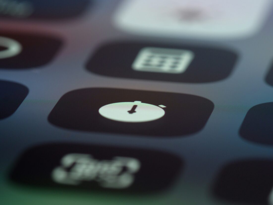 Ein Smartphone-Sperrbildschirm mit mehreren Push-Benachrichtigungen von einer Mental-Health-App zur Erinnerung an die tägliche Meditation.