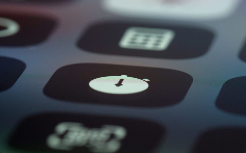 Ein Smartphone-Sperrbildschirm mit mehreren Push-Benachrichtigungen von einer Mental-Health-App zur Erinnerung an die tägliche Meditation.